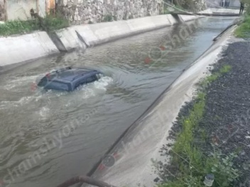 Արտակարգ դեպք Երևանում․ «Opel»-ը Հաղթանակ թաղամասում հայտնվել է ջրանցքում