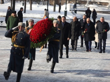Ալեն Սիմոնյանը Յուրի Վորոբյովի ուղեկցությամբ այցելել է Անհայտ զինվորի հուշարձան եւ ծաղիկներ խոնարհել անմար կրակի մոտ