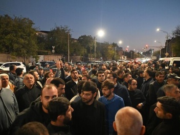 Սամվել Կարապետյանի աջակիցներին բերման են ենթարկել Արաբկիրի բաժին