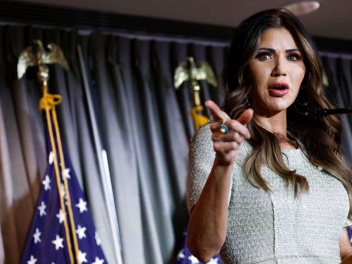 Թրամփը աշխատանքից ազատել է կին նախարարին՝ ծառայողական սիրավեպի պատճառով