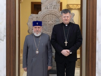 Վեհափառը Սուրբ Աթոռի առաքելական նվիրակի հետ քննարկել է տարածաշրջանում ստեղծված իրավիճակը