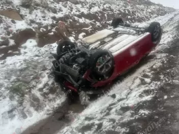 Արագածոտնի մարզում 29-ամյա վարորդը «Kia Forte»-ով դուրս է եկել երթևեկելի գոտուց և գլխիվայր հայտնվել ջրատարում