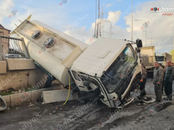 Երևանում «Howo» բեռնատարը կոտրել է կամրջի երկաթե ճաղավանդակը և վնաuել «Hyundai Elantra», «Toyota Camry», «Honda Fit», «Kia» ավտոմեքենաները