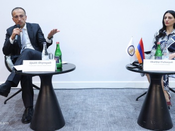 Արսեն Թորոսյանը մասնակցել է Արցախից տեղահանված կանանց հետ քննարկմանը