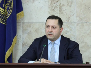 ԵՊՀ ռեկտորը գլխի՞ է ընկել․ «Հրապարակ»