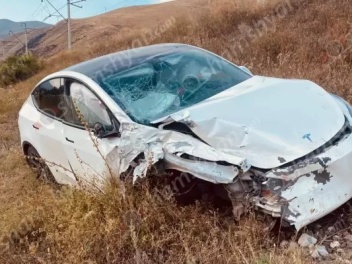 Բախվել են քաղաքացիներ տեղափոխող «Ford Transit»-ն ու «Tesla»-ն․ «Ford»-ը կողաշրջվել է, «Tesla»-ն՝ հայտնվել ձորում․ 9 վիրավոր կա