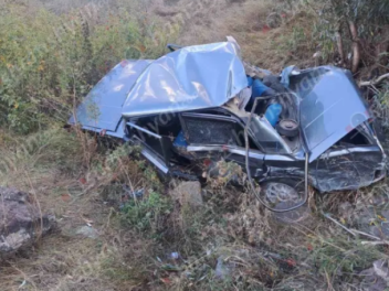 «ՎԱԶ 2105»-ը մի քանի պտույտ շրջվելով հայտնվել է ձորում. բժիշկները պայքարում են վիրավորների կյանքի համար