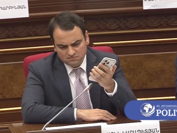 Պետք չի վերտալյոտ բարձրացնել, սուզանավ հանել, ուղղակի պահեք օրենքը․ Կարապետյանը՝ Փաշինյանին